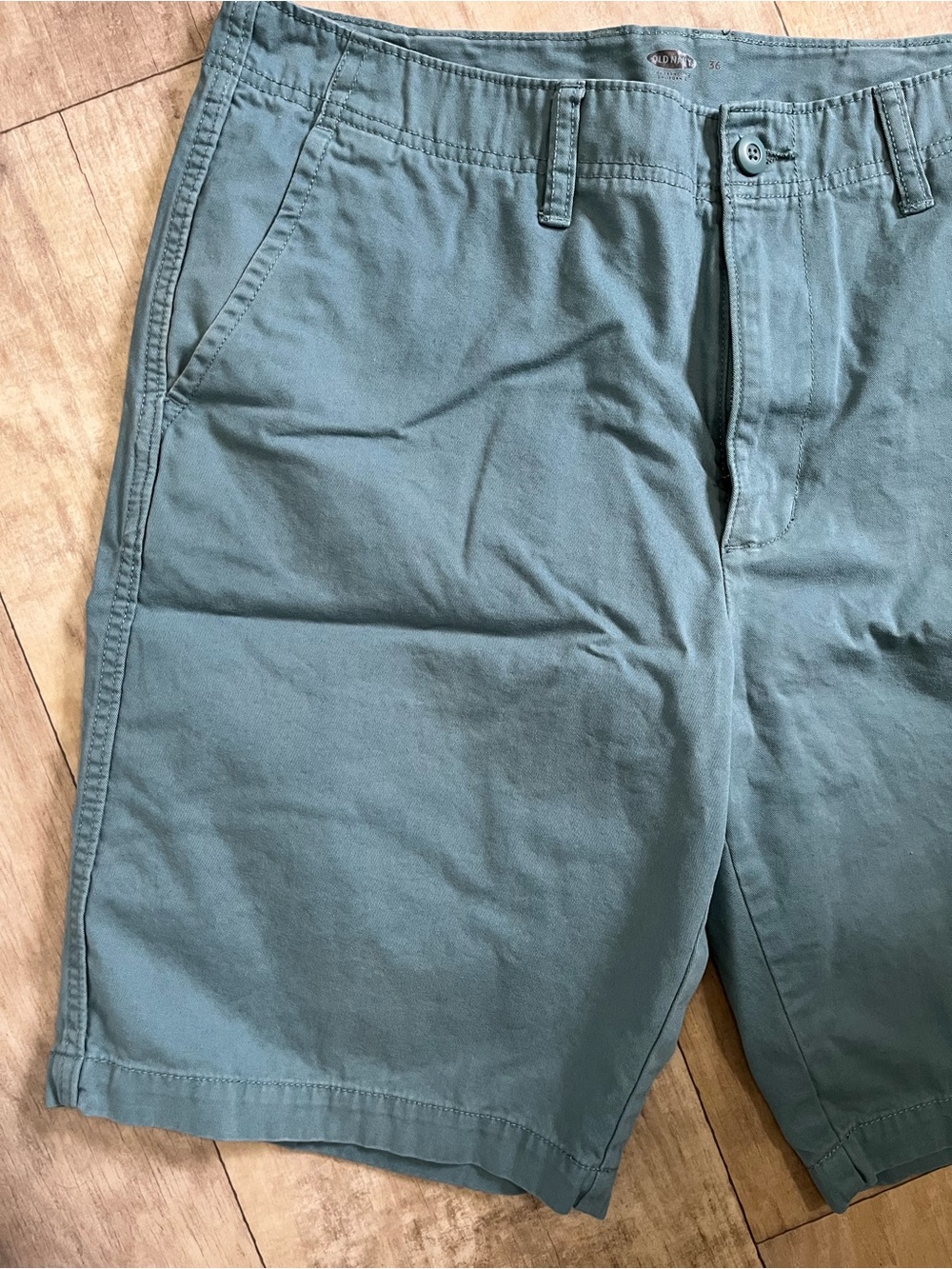 Men’s old navy shorts - Picture 2 of 6